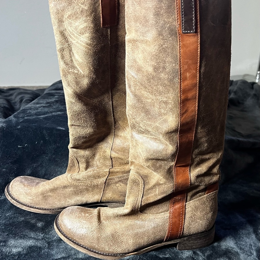 Steve Madden worn suede finish, great tan color! Size 39 runs a bit small IMHO!